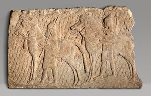 Rölyef parçası: dağlık arazide bir dere boyunca uzanan süvariler, MÖ 704–681 dolayları. (alçıtaşı kaymaktaşı)
